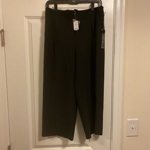 New with tags! White House Black Market Tapered Cocoon Crop. Size 4